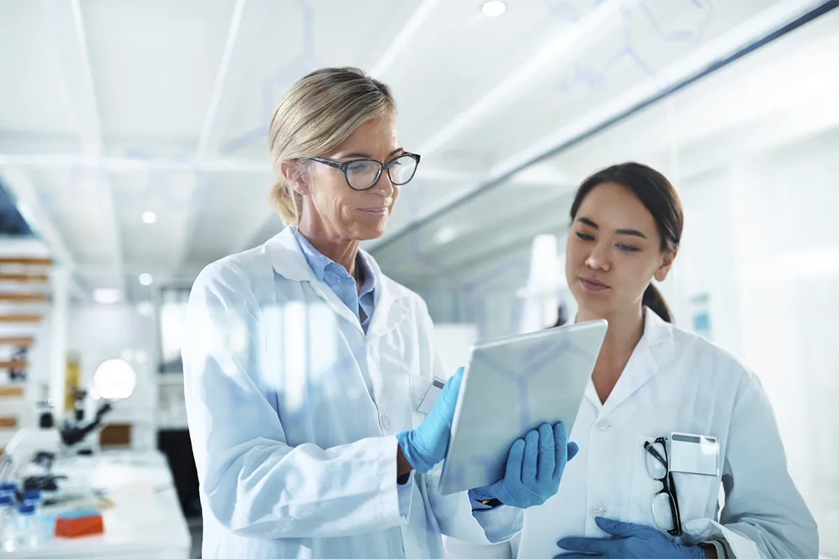 Especialistas de Inoventis Labs revisando resultados clínicos en tablet dentro del laboratorio en Nuevo Laredo.