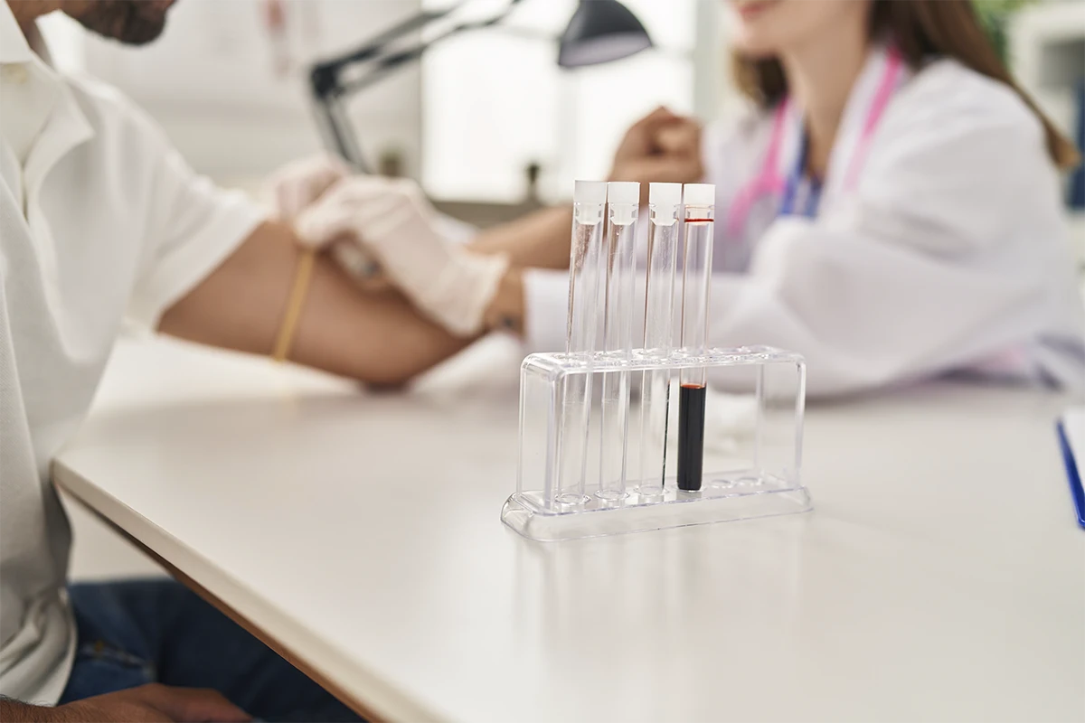 Tubos de ensayo con muestra de sangre en mesa de laboratorio en Inoventis Labs, Nuevo Laredo.